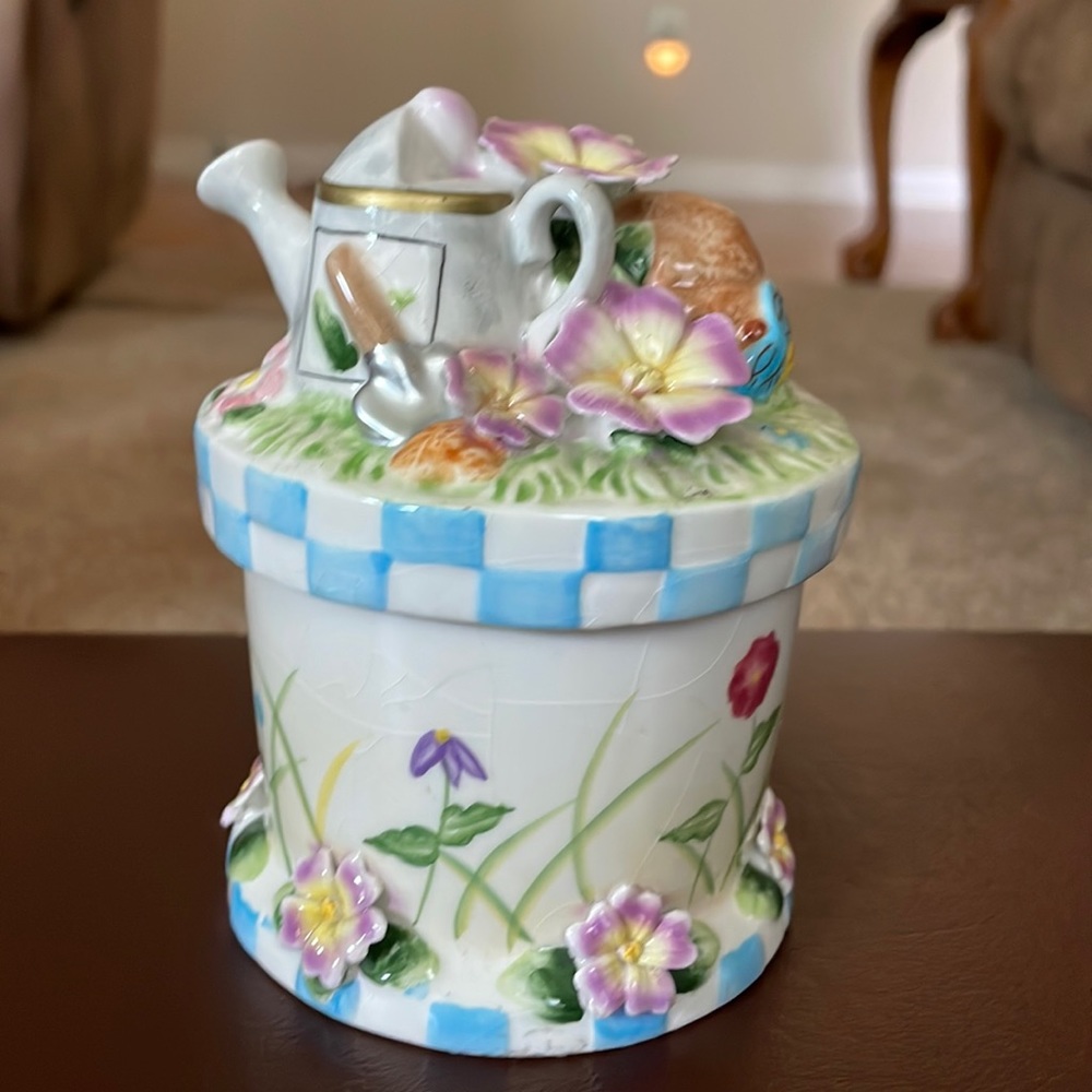VTG Ceramic Floral jar with lid